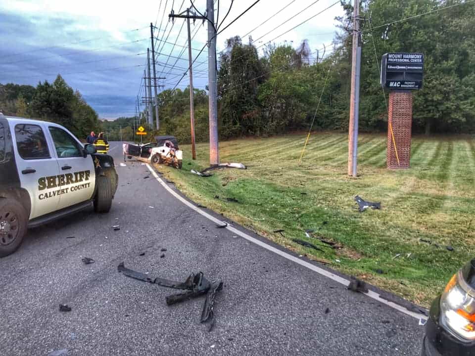 A sheriff vehicle arrives at the scene of an automobile accident.
